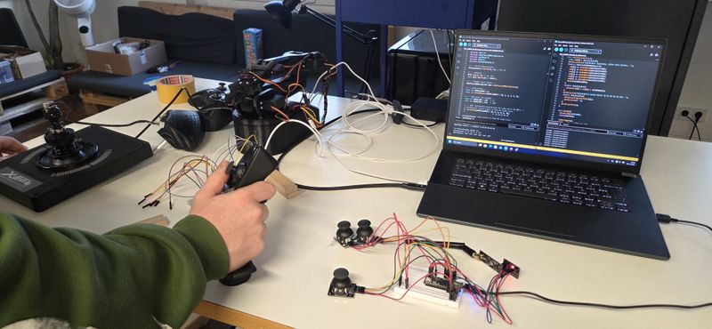 Ein Laptopn an welchem der Programmiercode zu sehen ist.