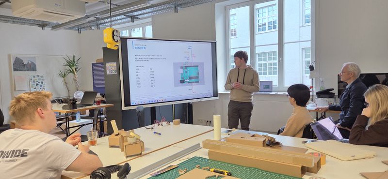 Eine Person stellt eine Präsentation vor.