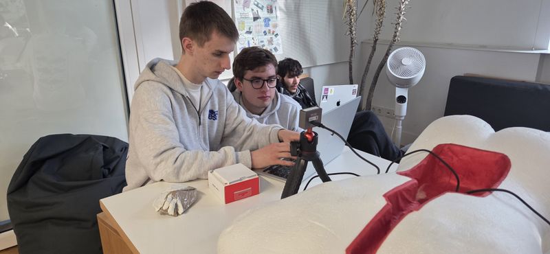 Zwei Personen Programmieren einen Roboter.