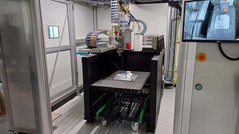 A machine from Maxphotonics.