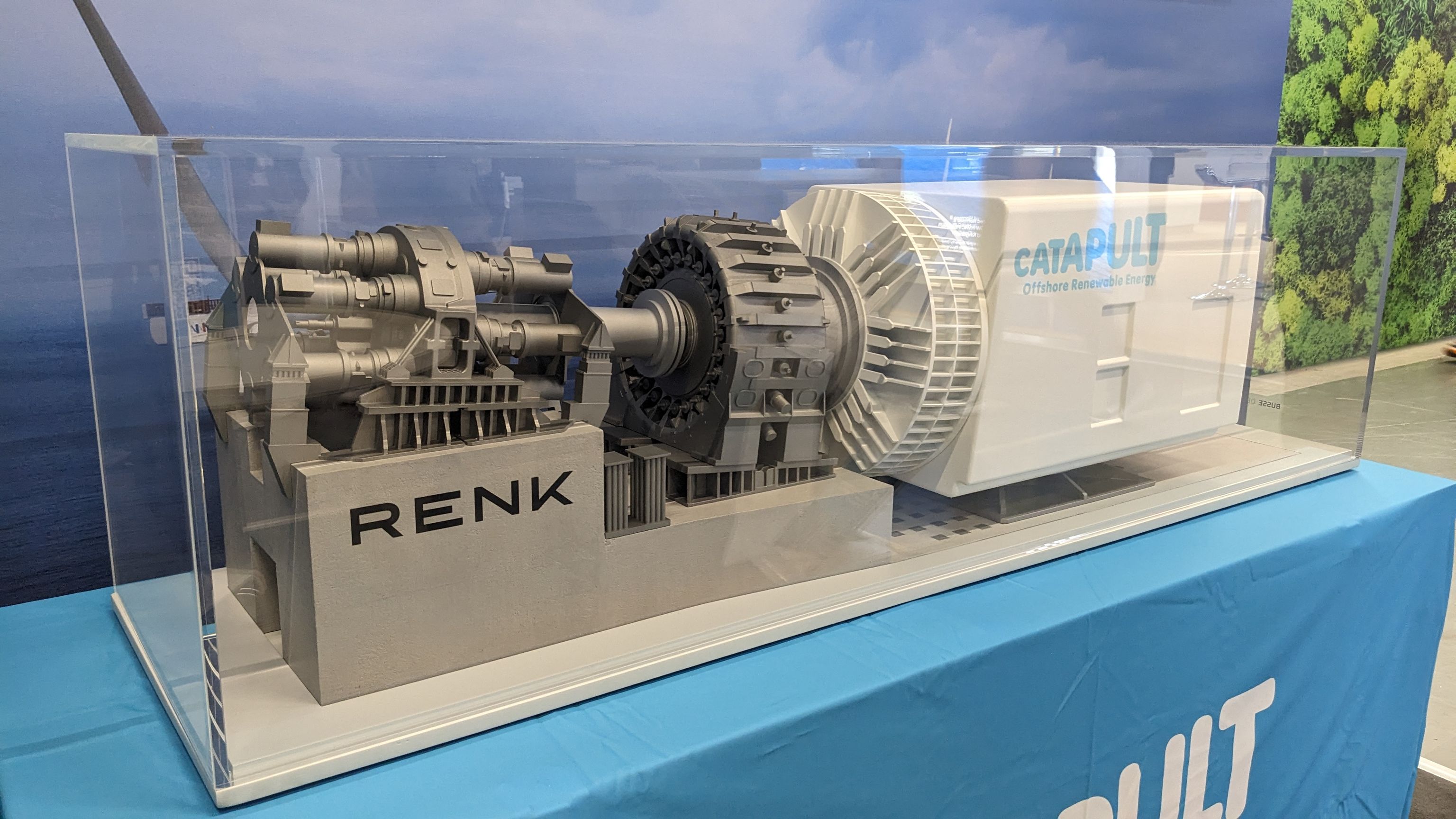 Das Renk Messemodell ausgestellt in einem Glaskasten.