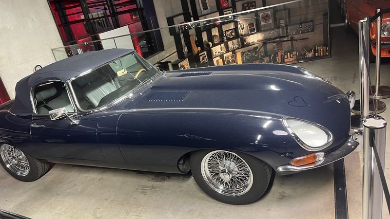 Alters Oltimer Auto auf das einHerz gemalt wurde.