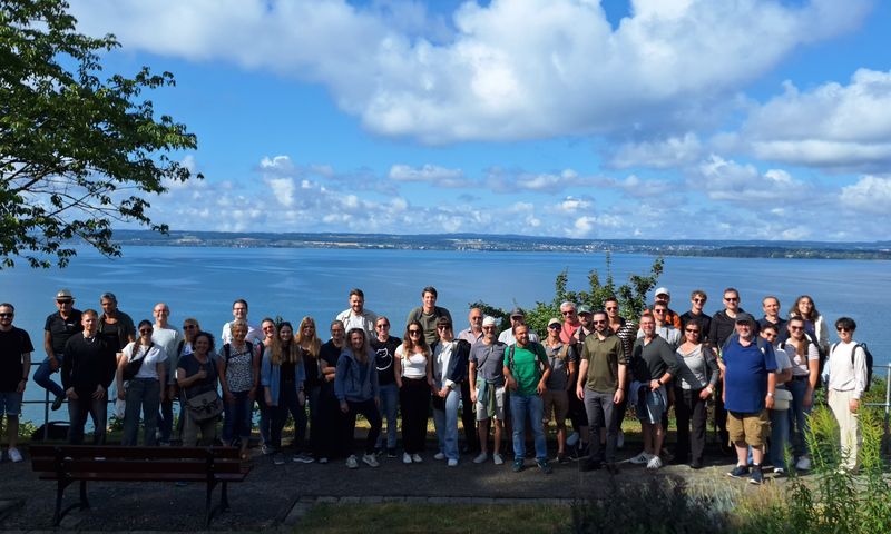 Gruppenfoto aller Mitarbeiter vor dem Bodensee.