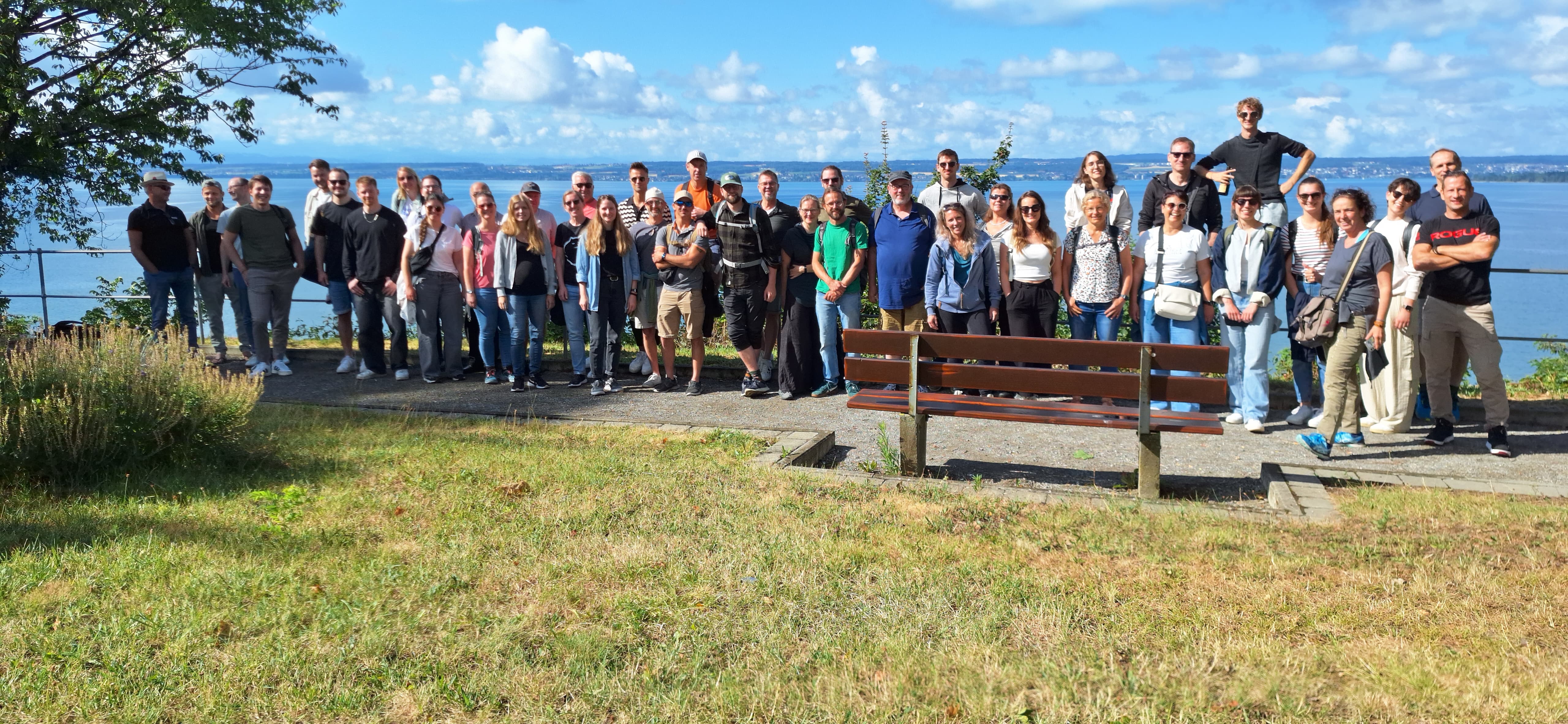 Ein Gruppenfoto der Mitarbeiter vor dem Bodensee.