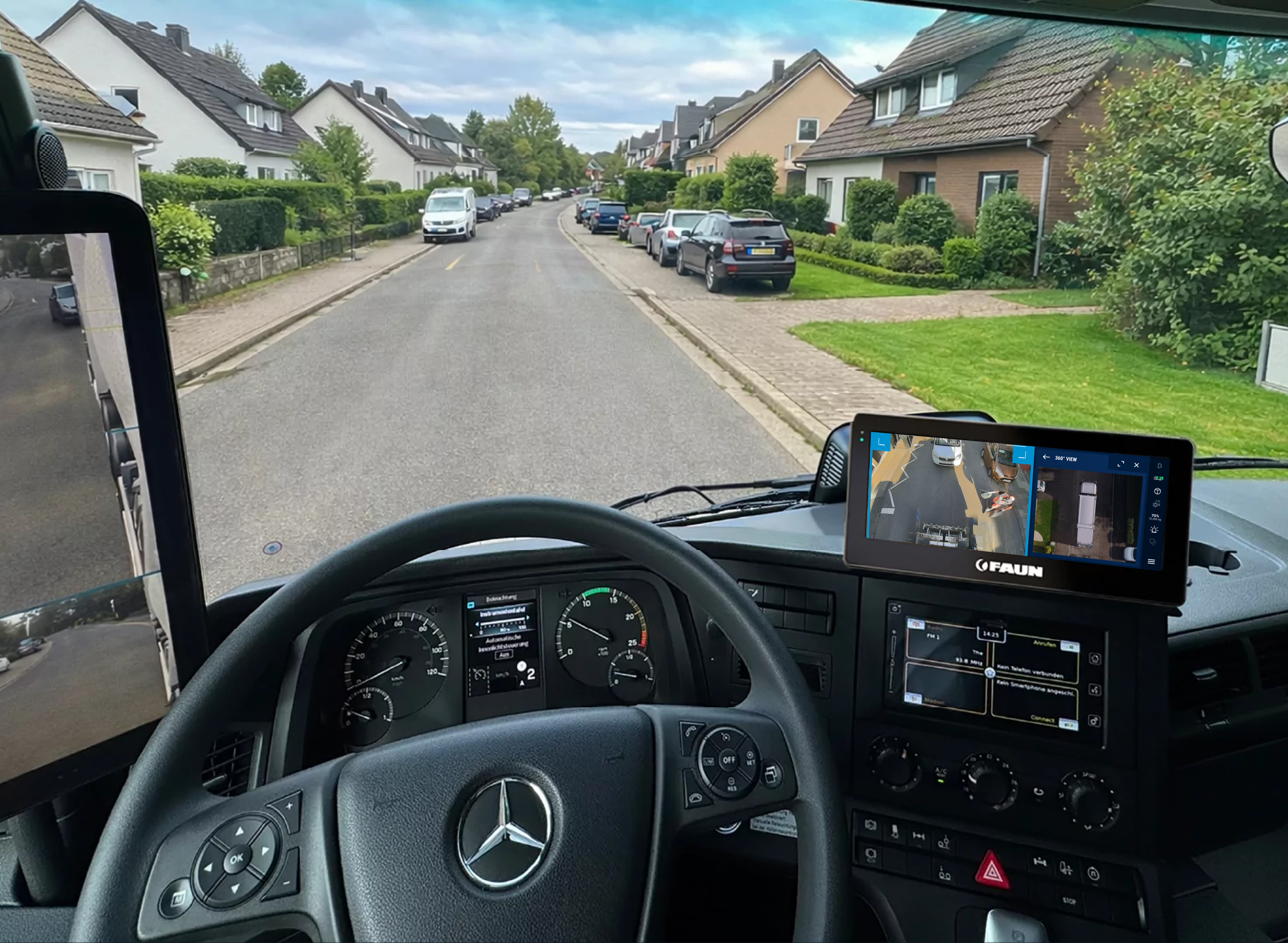 Blick aus dem Fahrerhaus eines Lkw auf eine Wohnstraße, das Armaturenbrett, das Lenkrad mit Logo und die Navigationsbildschirme, auf denen Fahrinformationen angezeigt werden.