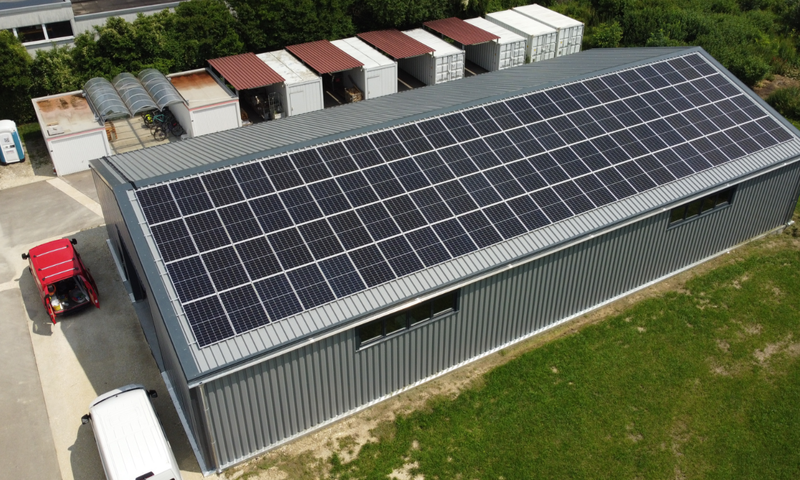 Dach mit PV Anlage