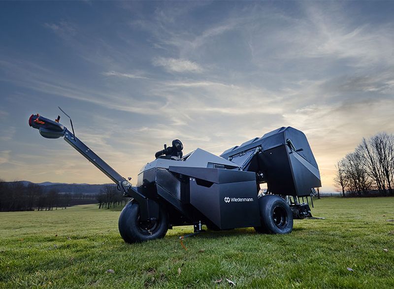 Der Hochleistungsaerifizierer steht auf einer Wiese.