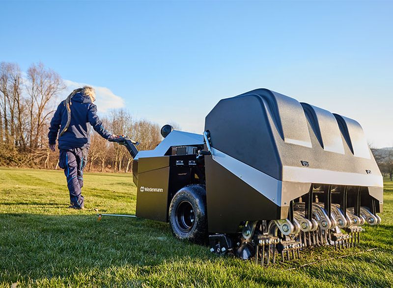 Eine Person zieht den Hochleistungsaerifizierer.