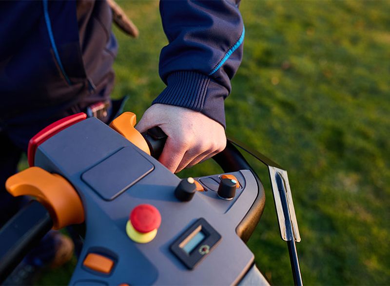 Der Griff des Hochleistungsaerifizierers wird gehalten.
