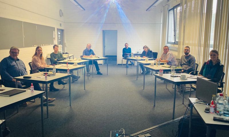 Gruppe sitzt im Konferenzraum