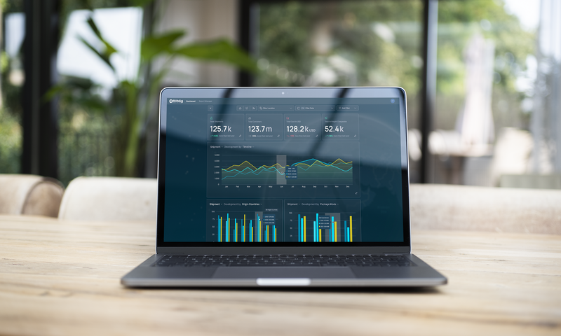 Laptop steh auf einem Tisch. Auf dem Laptop sieht man die cargoneards Anwendung.