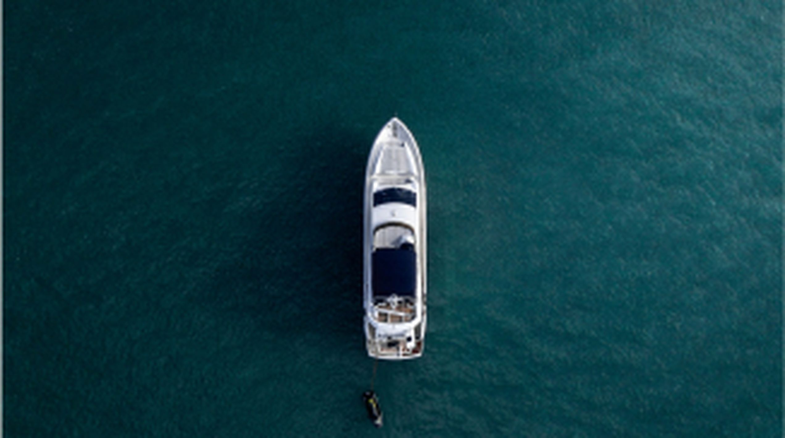 Een boot die recht vooruit vaart