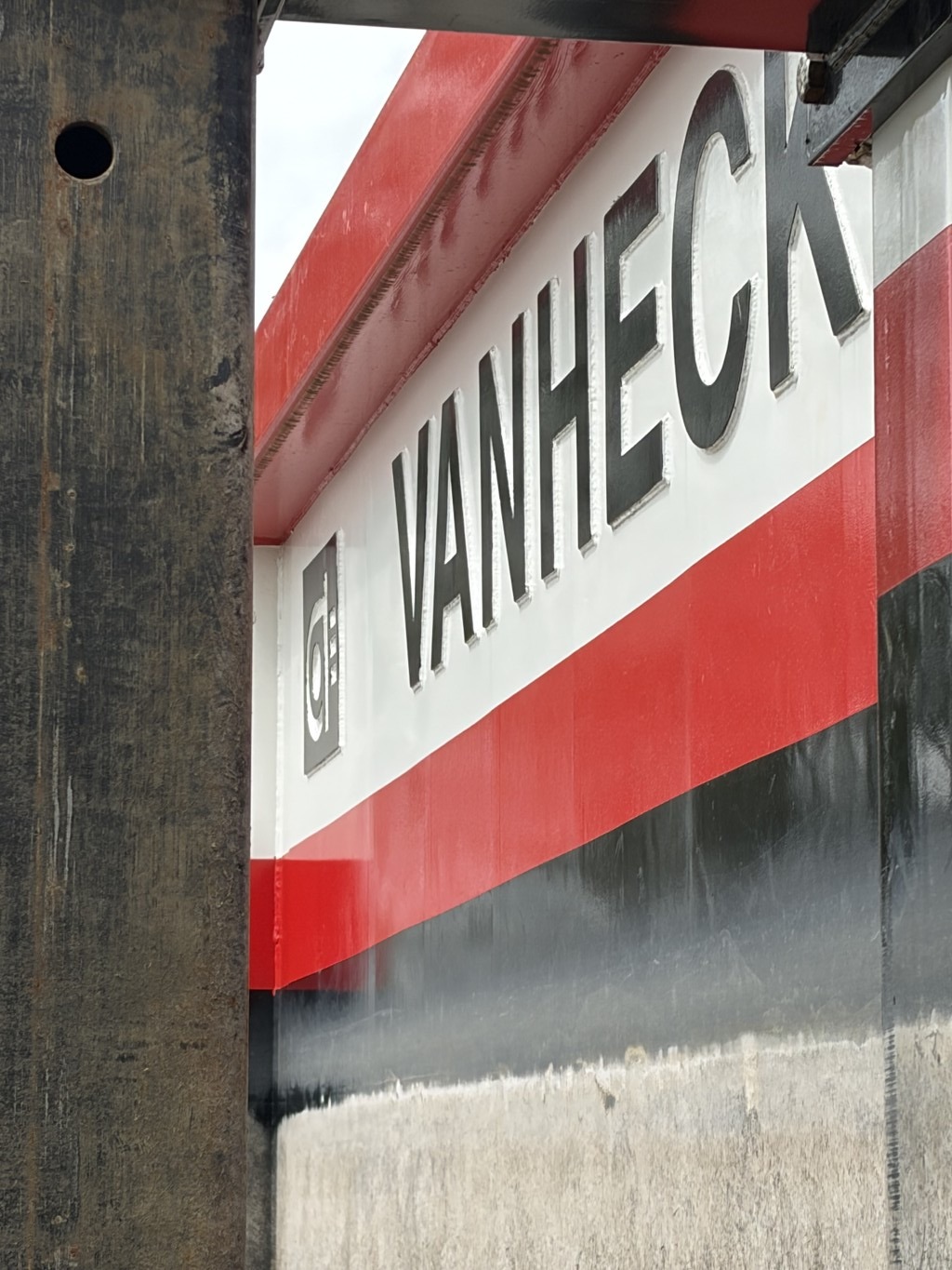 Een closeup van een industriele machine met daarop de letters: Van Heck