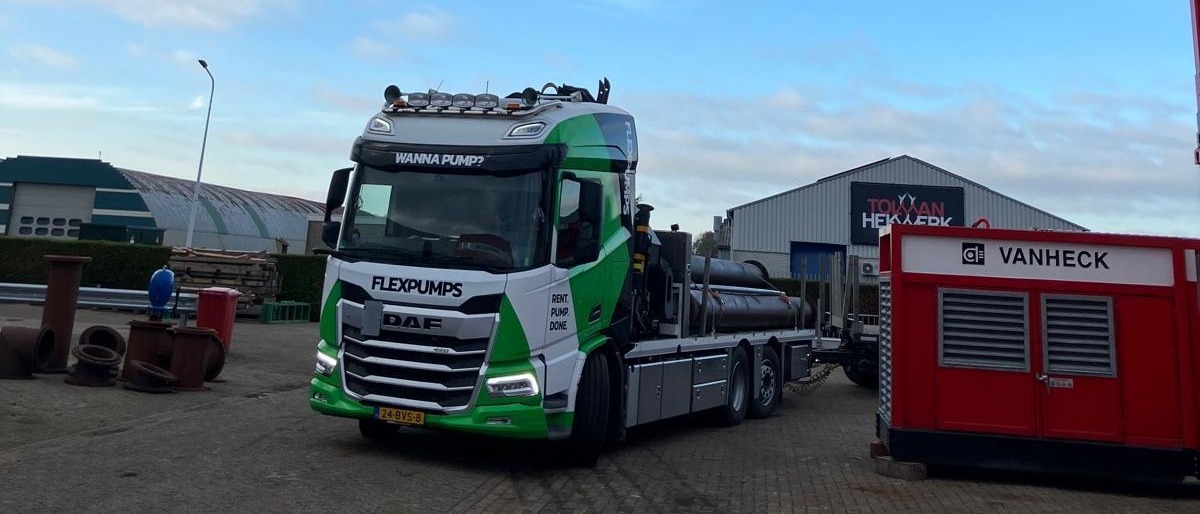 Een groen witte vrachtwagen van Flexpumps op het terrein van Van Heck