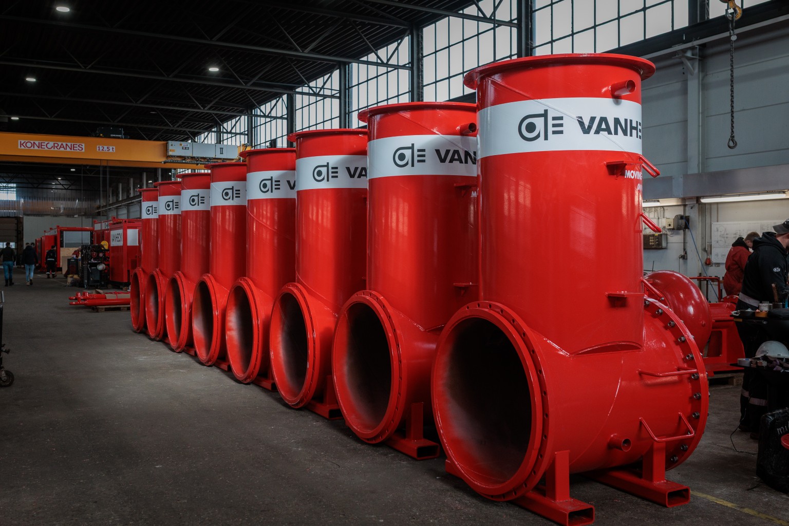 Een rij van rood materieel in een werkplaats
