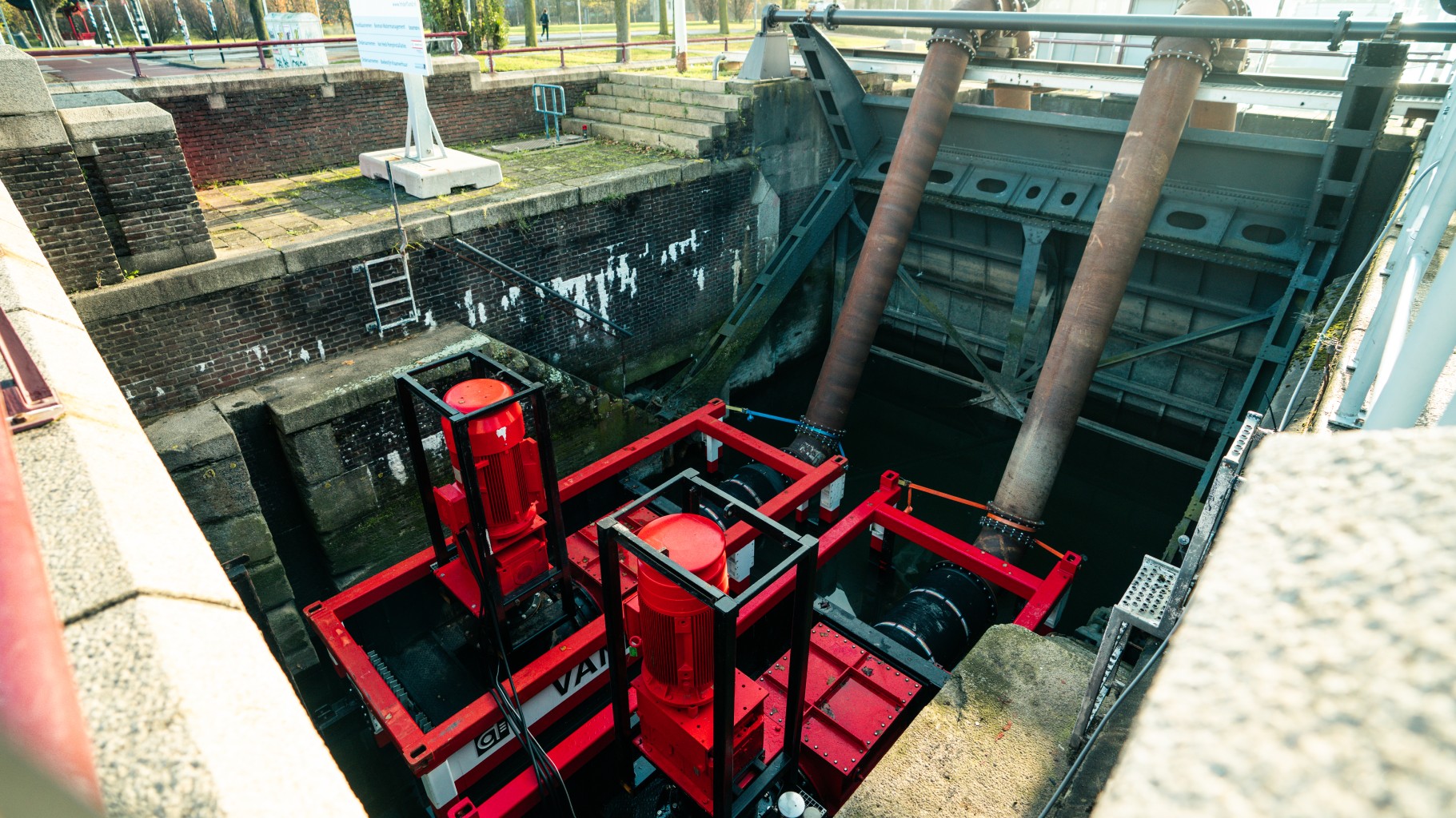VP800 in de Parksluizen Twee pompen staan voor een sluisdeur in een sluizencomplex met leidingwerk over een sluisdeur heen.