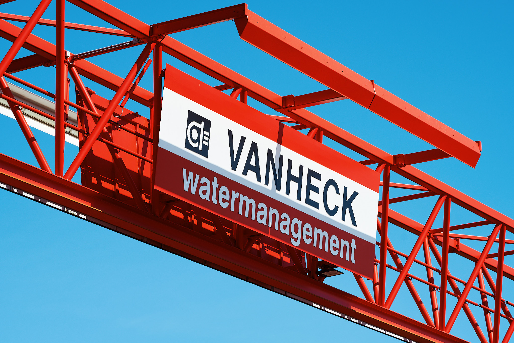 Portaalkraan 2026 Rode portaalkraan met de tekst "Van Heck watermanagement"