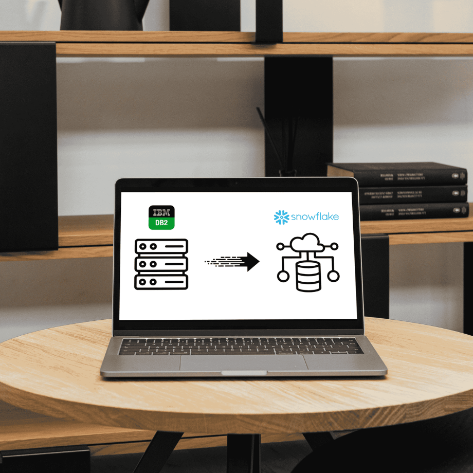 Offener Laptop mit Logos von IBM DB2 und Snowflake