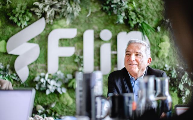 Älterer Mann vor grünem Flip Logo, modernes Büro, Mitarbeiterplattform, Mitarbeiter App.