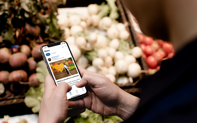 Employee uses Mitarbeiter App for news, HR-Portal, Employee Experience Platform at EDEKA store.