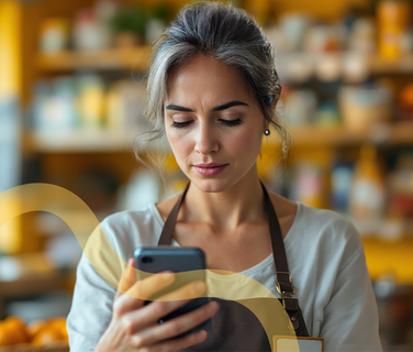 Frontline employee uses Mitarbeiter App for HR-Software, Employee Engagement, Flip Flows, Flip Intelligence.