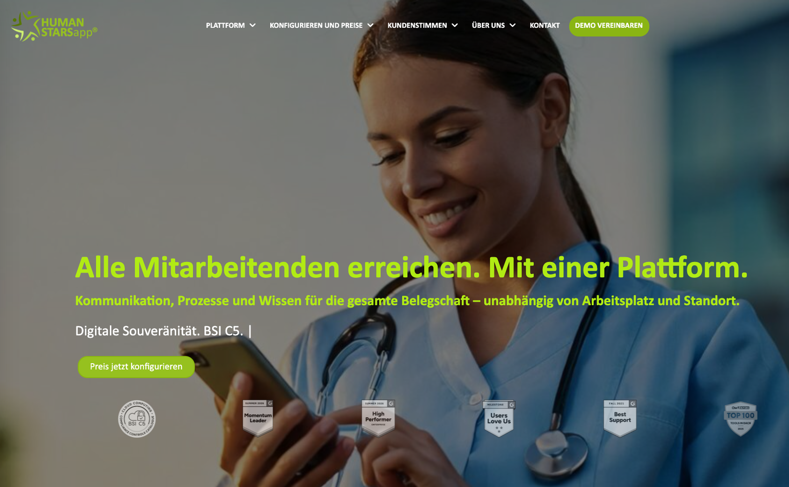Healthcare worker using a smartphone app. Text: Alle Mitarbeitenden erreichen. Mit einer Plattform.
