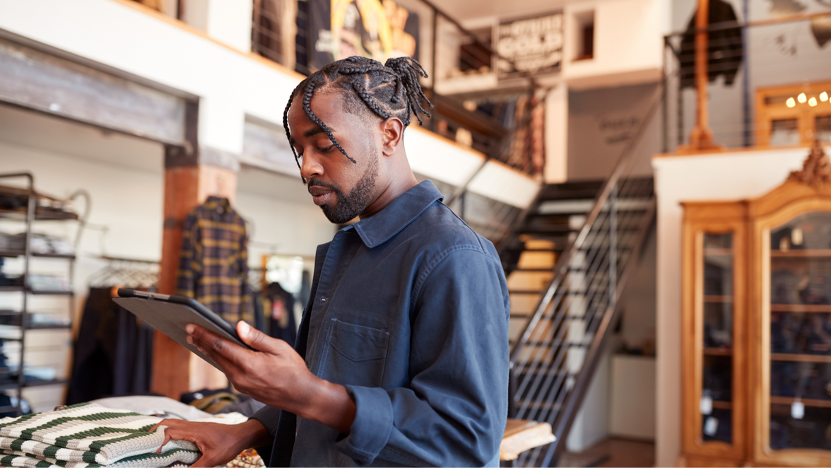 Retail employee uses tablet for employee comms, HR-Software, Employee App, Employee Experience Platform.
