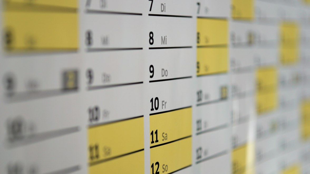 Close-up of a German calendar, highlighting streamlined workforce management and Prozesse.