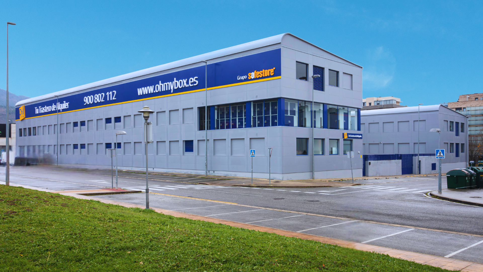 Modern self-storage facility in Spain with Grupo Safestore and www.ohmybox.es signage.