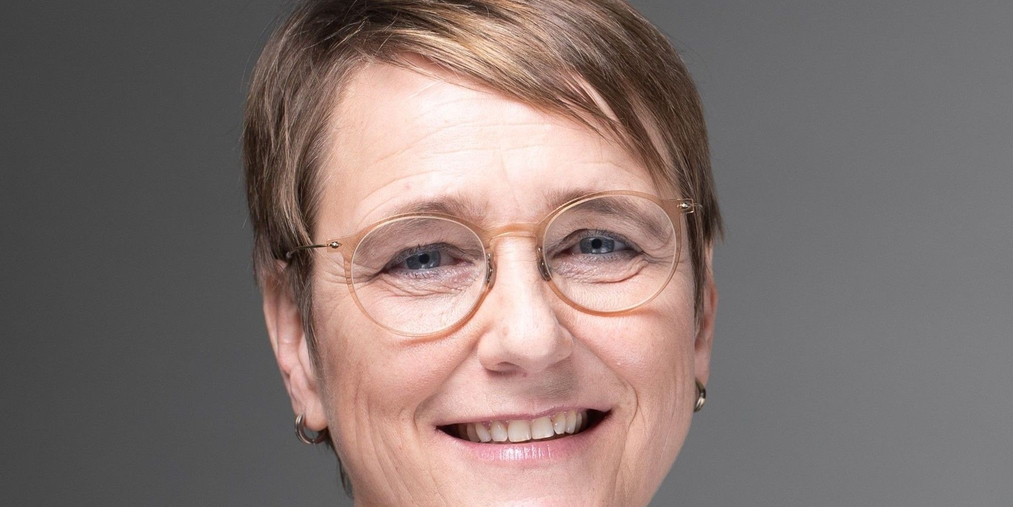 Smiling woman with short hair and glasses