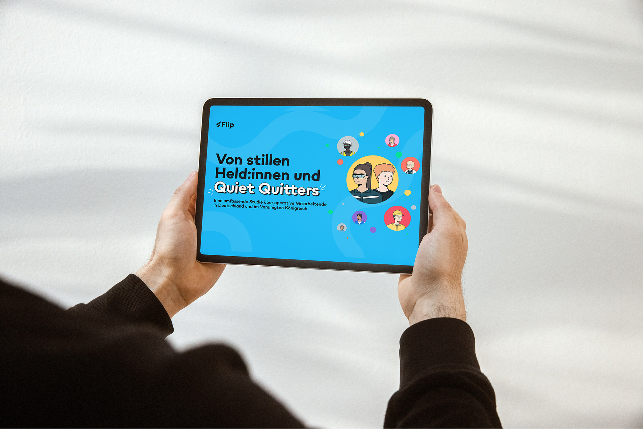 Tablet zeigt Flip-Studie: Von stillen Held:innen und Quiet Quitters mit Illustrationen von Mitarbeitenden.