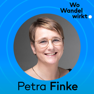 Portrait of a smiling person with text: “Wo Wandel wirkt” and “Petra Finke.”
