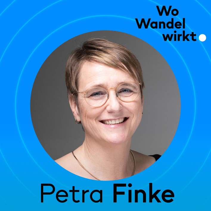 Portrait of a smiling person with text: “Wo Wandel wirkt” and “Petra Finke.”