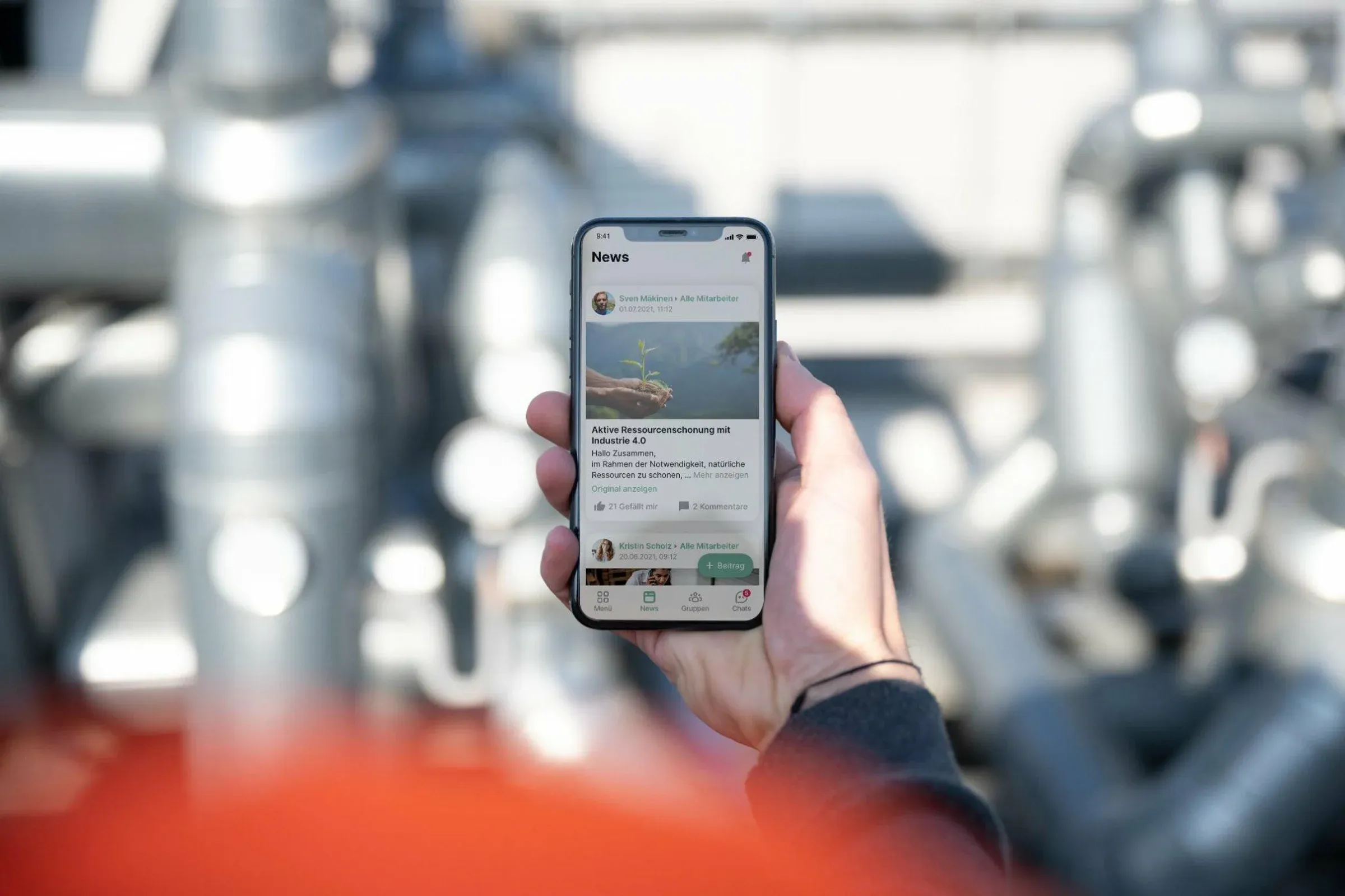 Hand hält Smartphone mit Flip Mitarbeiter App: News, HR-Portal, Mitarbeiterplattform, Employee App.