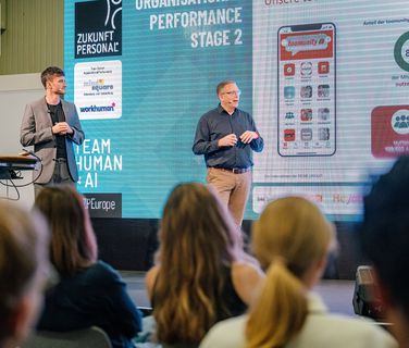 Presenters discuss toomunity app at Zukunft Personal event.