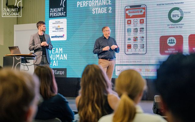 Presenters discuss toomunity app at Zukunft Personal event.