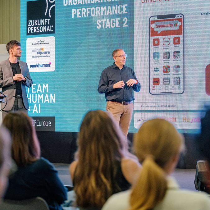Presenters discuss toomunity app at Zukunft Personal event.