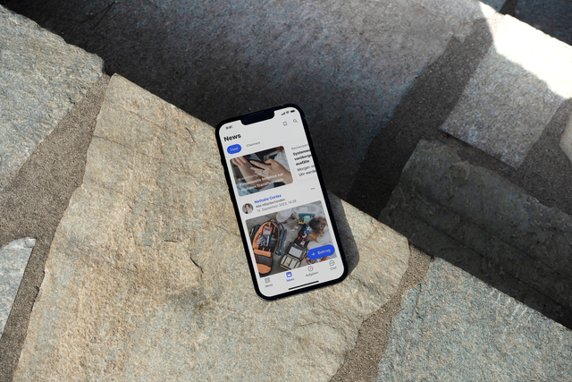 Smartphone zeigt Mitarbeiter App: News-Feed, HR-Portal, Employee Experience Platform, Beitrag erstellen.