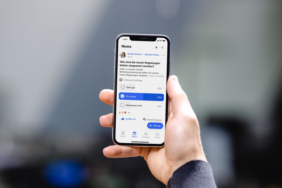 Hand hält Smartphone mit Mitarbeiter App: Umfrage zu neuen Regelungen, HR-Portal, Mitarbeiterplattform.