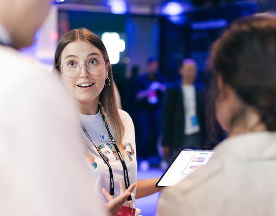 Woman presenting B2B-SaaS Mitarbeiterplattform, Employee App, HR-Portal, Flip Flows, Flip Intelligence.
