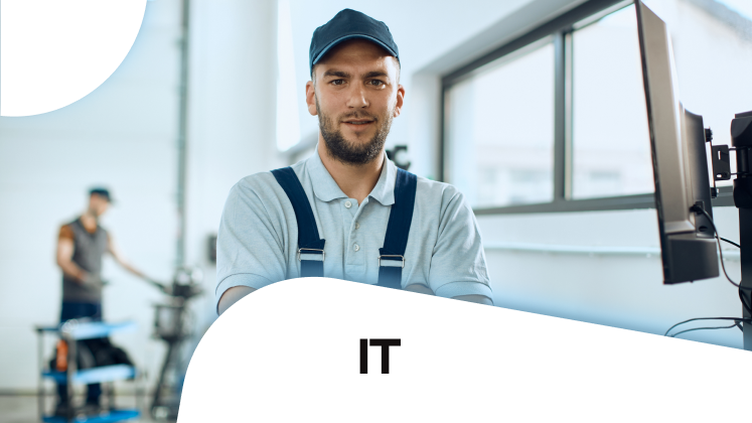 Mitarbeiter in Arbeitskleidung vor Monitor, Text: IT, Mitarbeiterplattform, Employee App, HR-Portal.