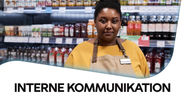 Mitarbeiterin im Supermarkt, Text: INTERNE KOMMUNIKATION, Mitarbeiterplattform, Mitarbeiter App.