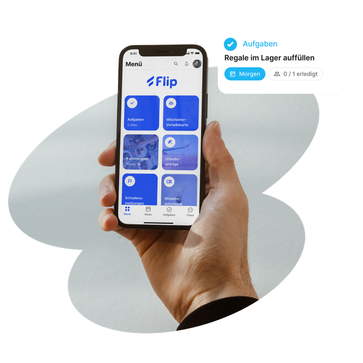 Hand hält Smartphone mit Flip Mitarbeiterplattform: Aufgaben, HR-Portal, Mitarbeiter App, Employee Experience.