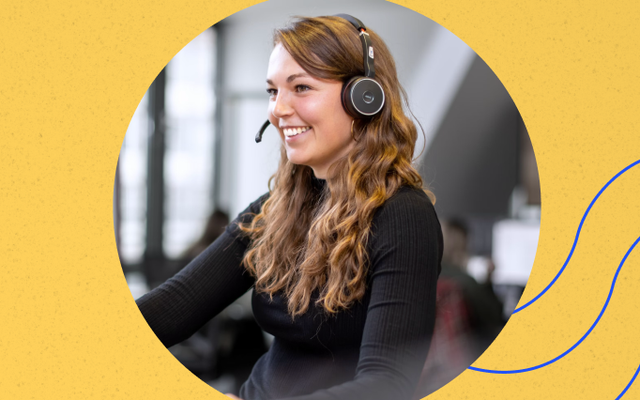 Smiling woman with headset in office, symbolizing Employee App, Mitarbeiterplattform, HR-Software.