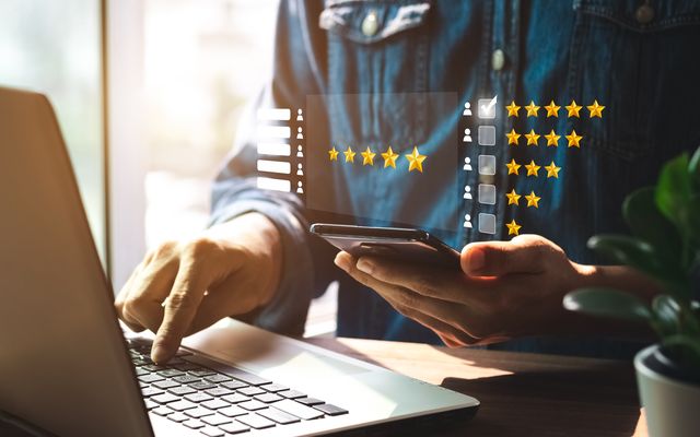 Employee rating survey on laptop and phone, symbolizing Employee Experience Platform, HR-Software.