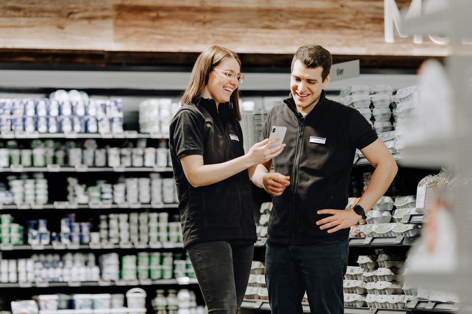 Retail-Mitarbeiter nutzen Mitarbeiter App für Flip Flows, HR-Portal, Employee Experience Platform.