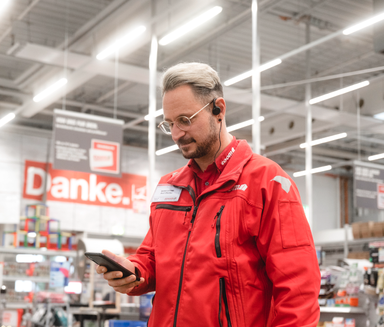 Mitarbeiter nutzt Mitarbeiter App für Kommunikation, HR-Portal, Employee Experience Platform; Danke.