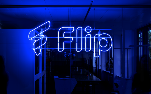Neon sign Flip leuchtet im Büro, Mitarbeiterplattform, Employee Experience Platform.