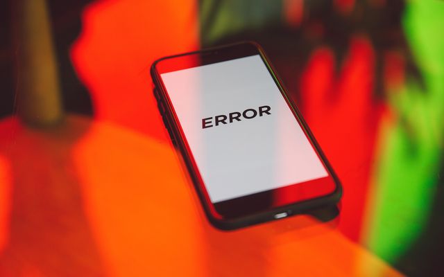 Smartphone-Display mit dem Text ERROR vor buntem Hintergrund, Fehleranzeige.