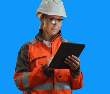Frontline worker in safety gear uses tablet, symbolizing digital Mitarbeiterplattform, Employee App.